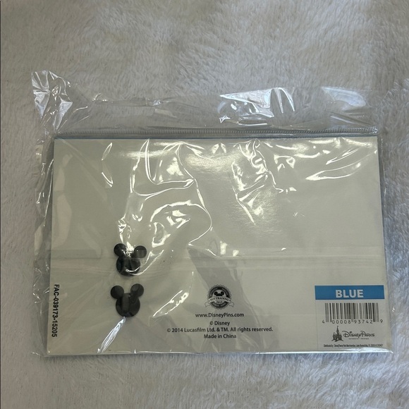 Disney Parks Collectible Star Wars Santa Jedi Yoda Pin NEW in Packaging - Picture 3 of 4